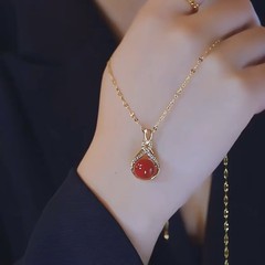 新商品の赤い瑪瑙の珠の福の玉のネックレスの女性の軽くて豪華な大衆の高級感の鎖の骨のチェーンの中国式の百合の装飾品の卸売り
