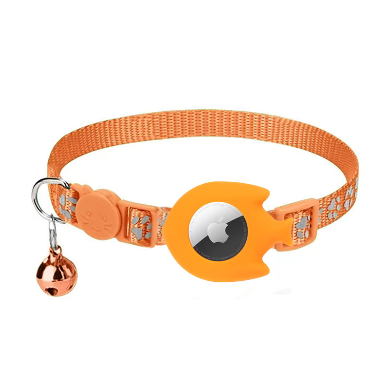 Funda de silicona naranja con diseño de pececitos. No incluye el rastreador.