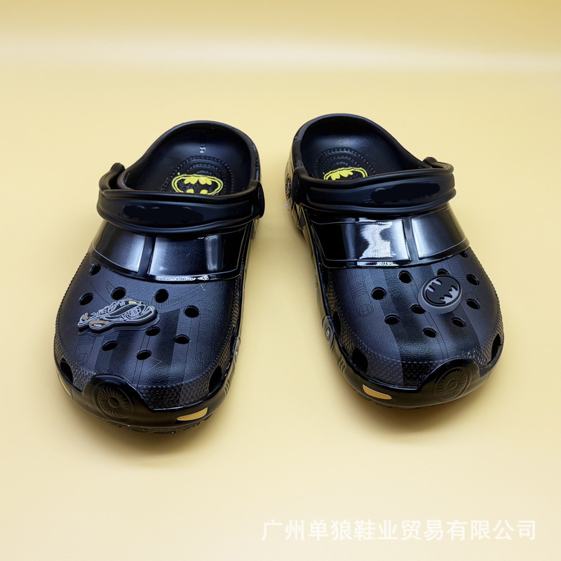 Gran fábrica al por mayor batman agujero zapatos al aire libre versátiles zapatillas de playa antideslizantes zapatillas para hombres simples zapatillas frías