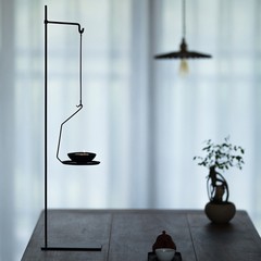 鉄製の手は鉄製の燭台を作ります。