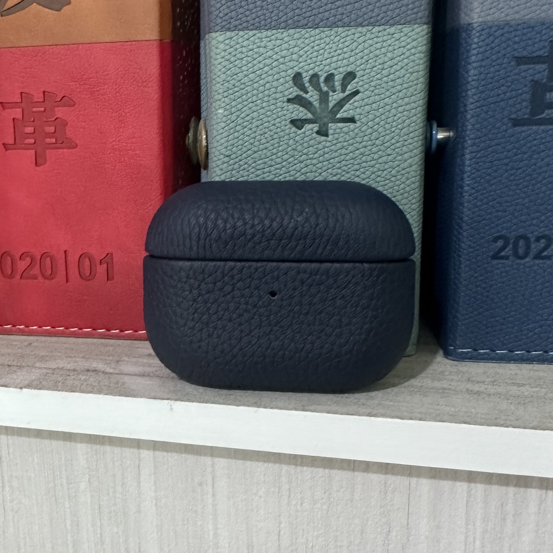 Кожаный защитный чехол Two Windows с текстурой личи для AirPods
