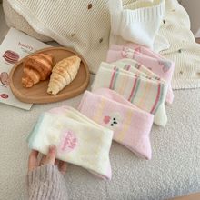 粉色澳绒袜子女秋冬加厚保暖中筒袜日系卡通条纹可爱毛绒地板袜