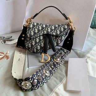 ����Ů�¿�Ҹ�°���б��ٴ�͹��R��������̽���С����һ�����]