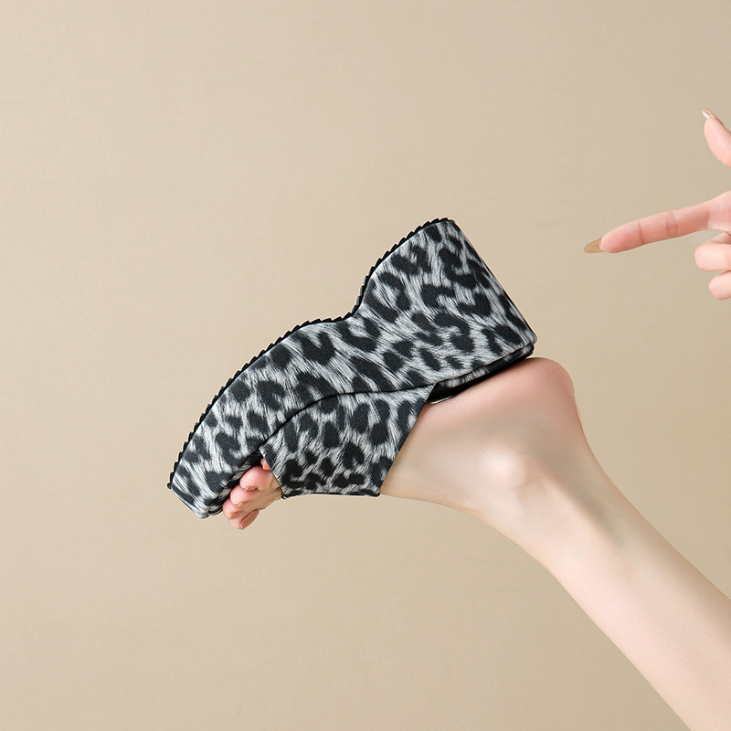 Sandal cao gót nữ quai ngang họa tiết da báo, gót vuông 9 cm, đế xuồng — Màu đen