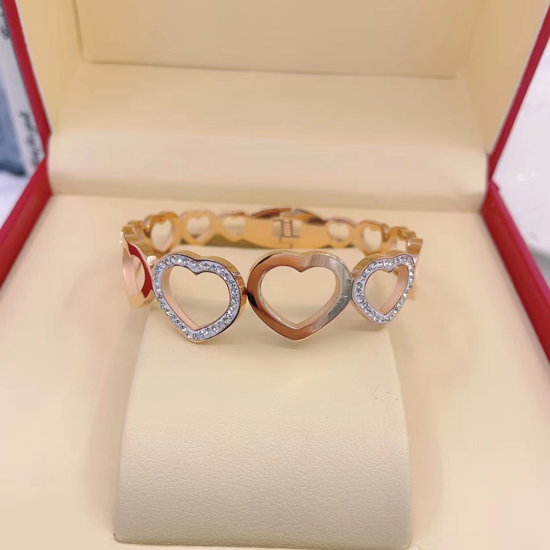 En stock fábrica directa Transfronteriza Popular electrochapado 18K pulsera de acero de titanio femenina personalidad no se desvanece moda nicho moda