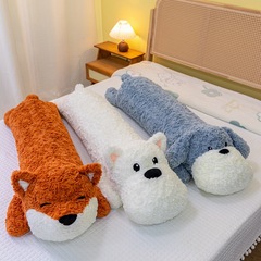 新しいサイズの長い抱き枕のぬいぐるみ犬の西高地の人形のベッドで寝ている枕は足の人形を挟みます。