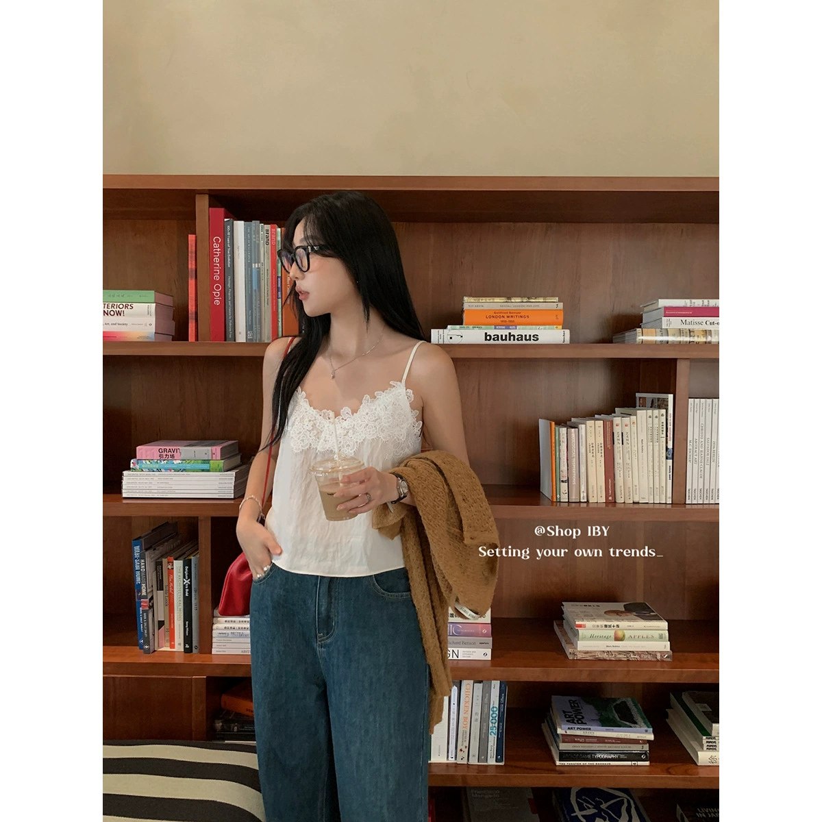 Yi En Ou inbyin французский сшитый кружевной камзол для ношения на улице Женская новая без рукавов с короткой спиной топ