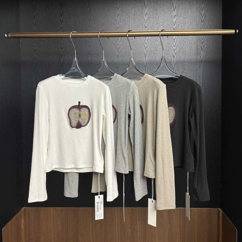 DTWO2026 white round-neck long-sleeve T-shirt, autumn and winter, brushed fabric with apple print, fleece top 6521121