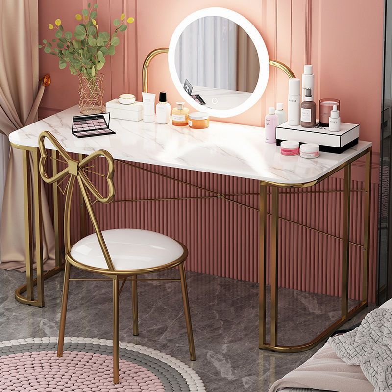 Tocador Dormitorio Mesa de maquillaje Espejo con luz Apartamento pequeño Estilo rojo neto Una mesa de maquillaje de lujo simple y ligera al por mayor