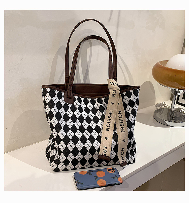 Autumn And Winter Large Capacity Casual Checkerboard Lattice Single Shoulder Bag display picture 3