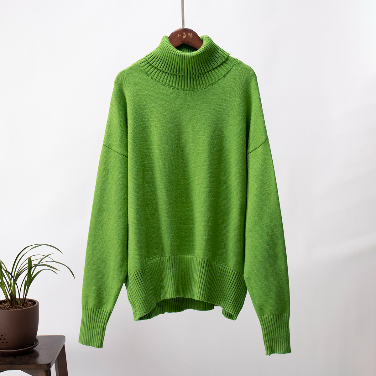 Suéter de cuello alto de Amazon transfronterizo para mujer 2025 Suéter suelto de otoño e invierno europeo y americano Suéter clásico de color sólido de todo fósforo