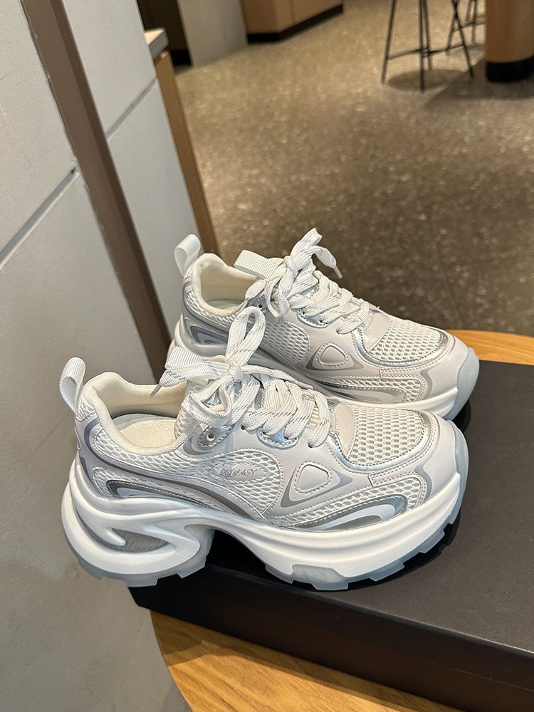 Calzado de verano de 2024 nuevo tipo de tela de fondo grueso ligera y suave zapatos casuales deportivos de moda