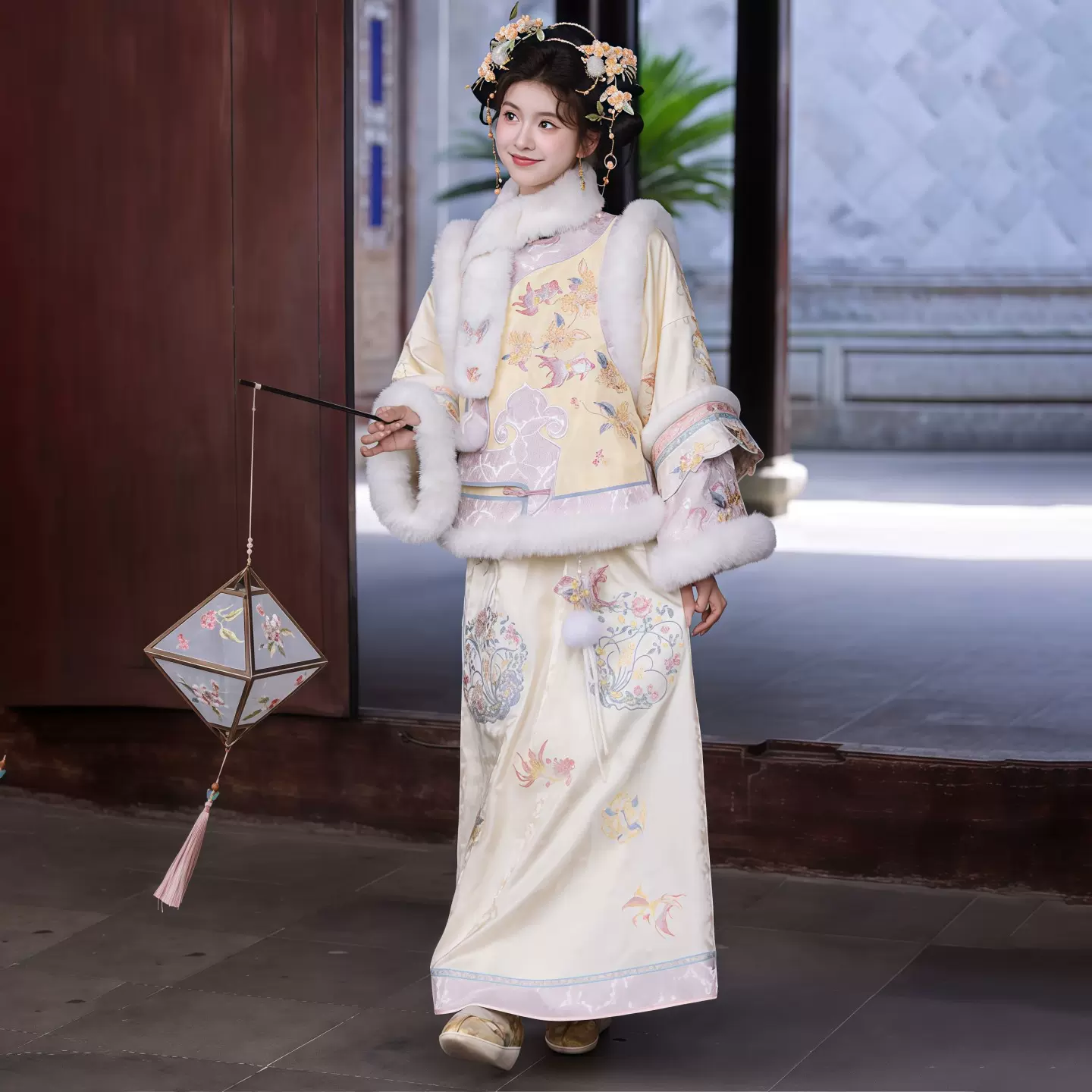 汉服女格格服2025新款重工刺绣马甲冬季加绒旗袍清汉女新年套装