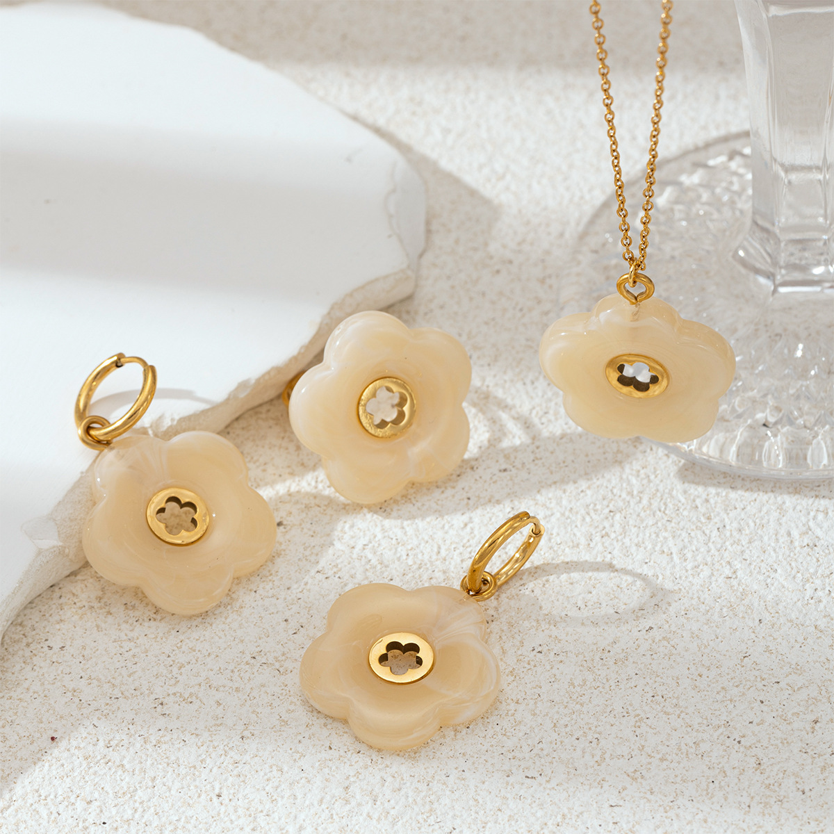 Collar de acrílico de lujo ligero de nicho universal de flores acrílicas conjunto de joyerías transfronterizas para mujeres