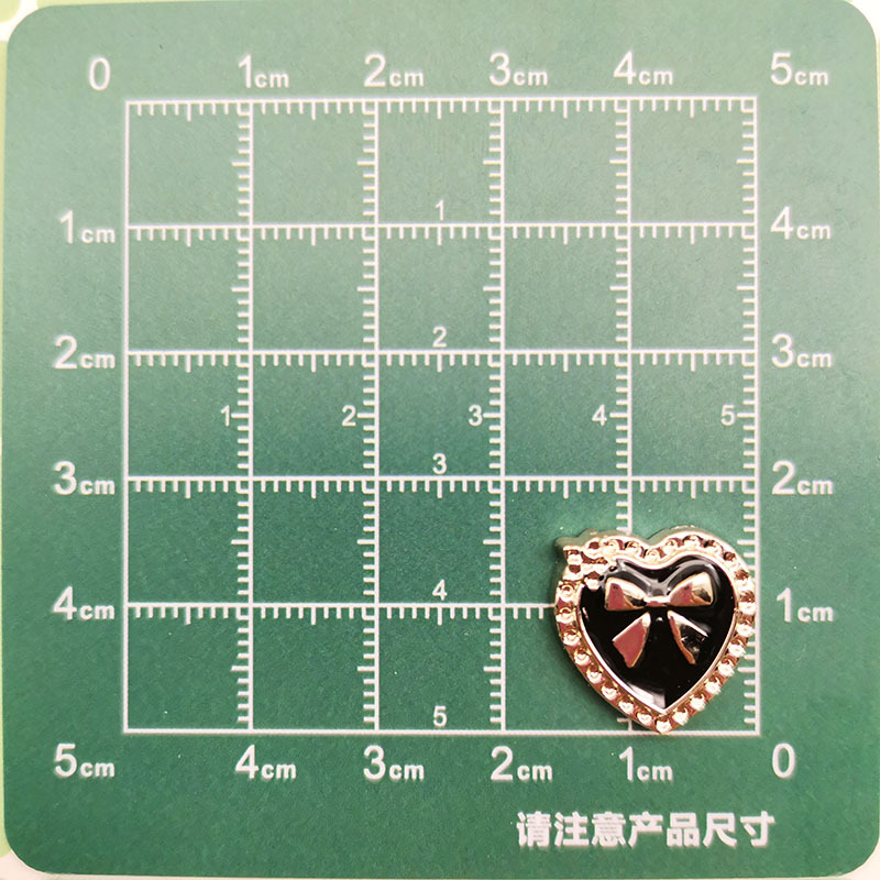 Temperamento de moda blanco y negro pequeño viento fragante cuatro hojas accesorios de plástico corazón de melocotón DIY pinzas de cabello material de ropa de correa