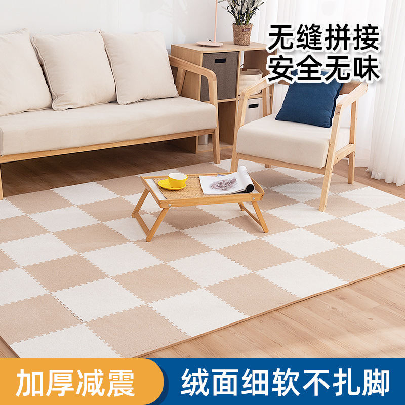 アリの絨毯をつなぎ合わせて、毛の絨毯の泡のマットを敷きます。