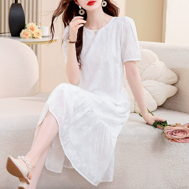 Настоящее фото маленького, прозрачного и тонкого элитного платья с вышивкой и карманом для мобильного телефона, платья средней длины в западном стиле.