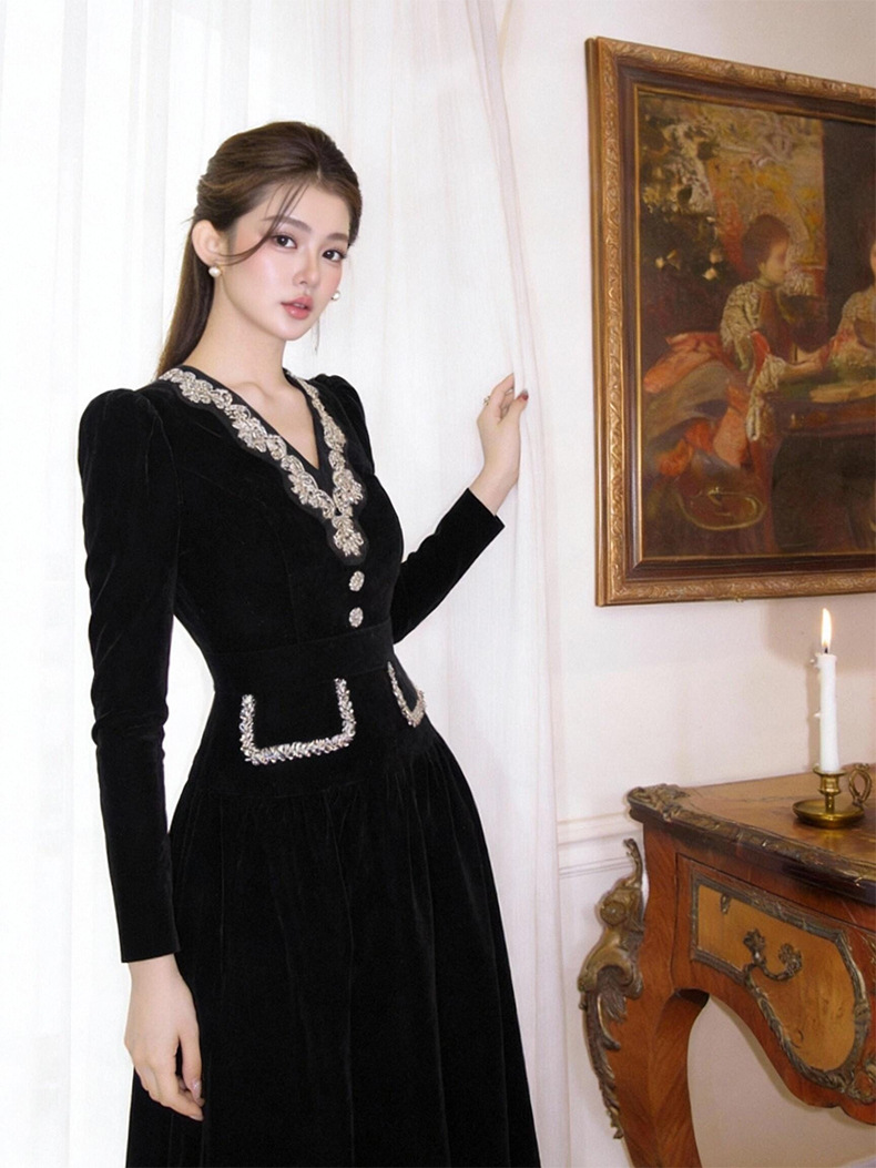 Đầm maxi nữ thắt eo cổ V đính đá nhũ vàng chất liệu nhung — đen chi tiết 1