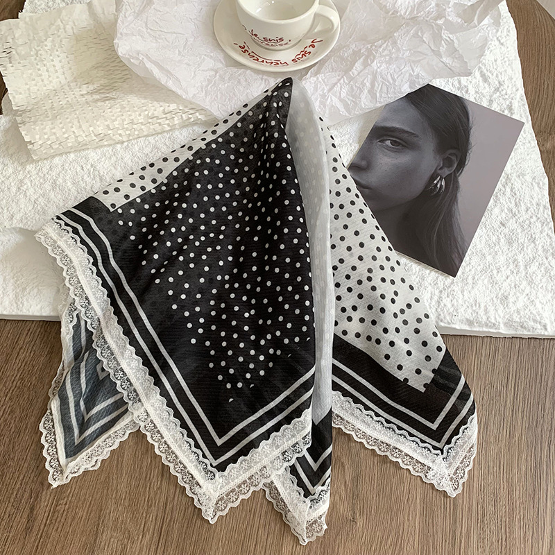 Pequeños puntos en blanco y negro