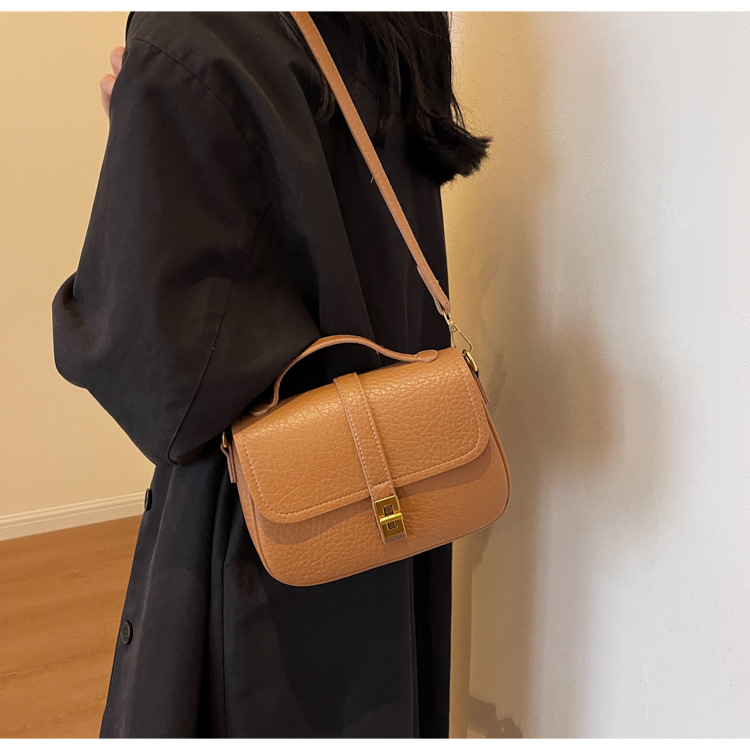 Women's Medium All Seasons Pu Leather Solid Color Streetwear Square Lock Clasp Handbag display picture 2
