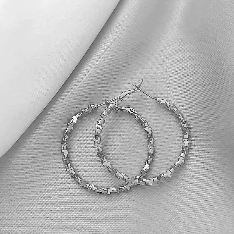 Бúss earrings? Wait should be Hoop Earrings, Metal 30 mm... translate accurately: Окольные серьги-гвоздики? Hoop earrings are сережки-обручи. Metal 30 мм, легкие универсальные модные обручи