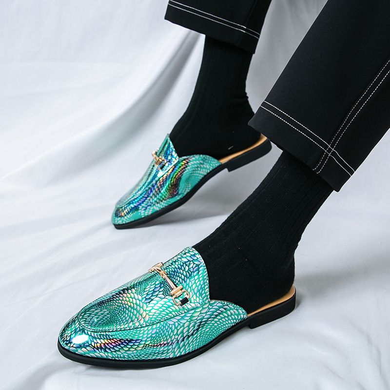 2025 nuevos productos de verano sandalias Baotou para hombres medio arrastre transfronterizo 46 zapatos de cuero de arrastre de hombre de gran tamaño brillante discoteca casual