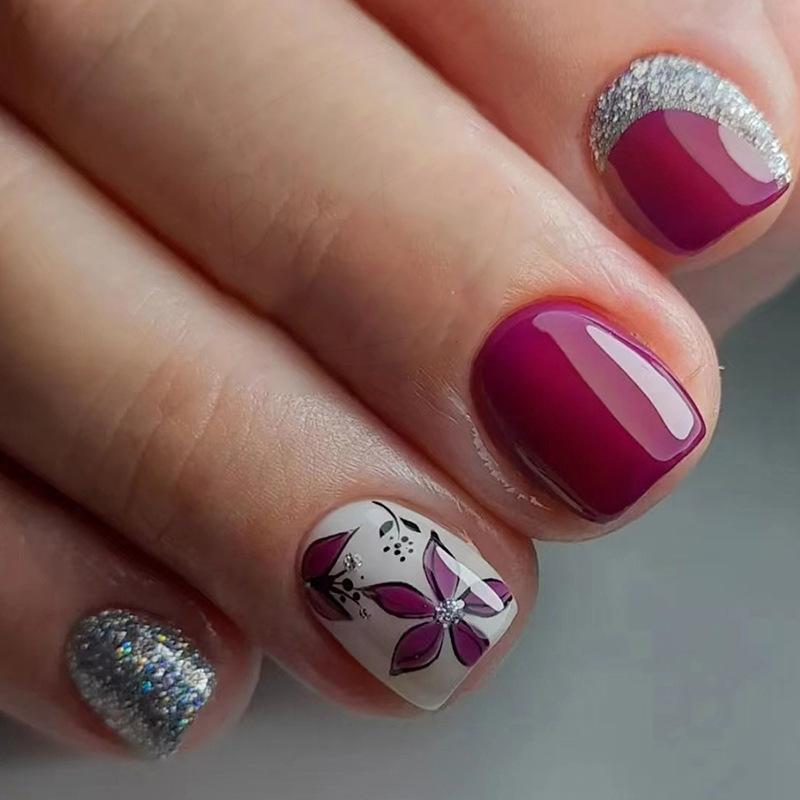 Handbemalte Blumen-Nagelkunst im kurzen, rosaroten, einfarbigen Stil mit explosivem Glitzer und puderfarbenem Blumenimitat_voghion.com