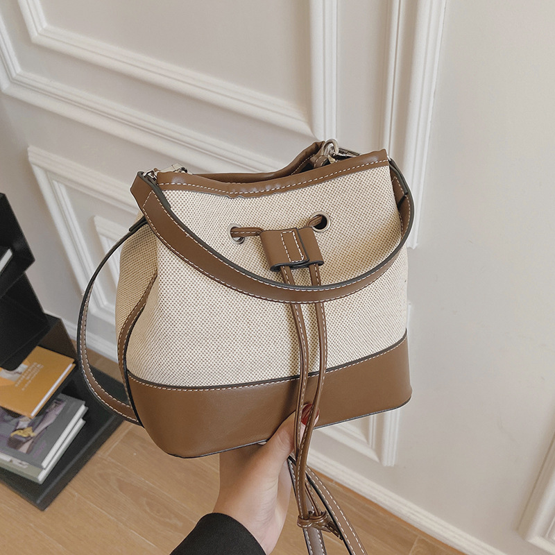 Bolso tote tipo cubo de lona con bloques de color para mujer, nuevo modelo de comercio exterior, bolso de hombro cruzado con cordón texturizado estilo moda urbana.