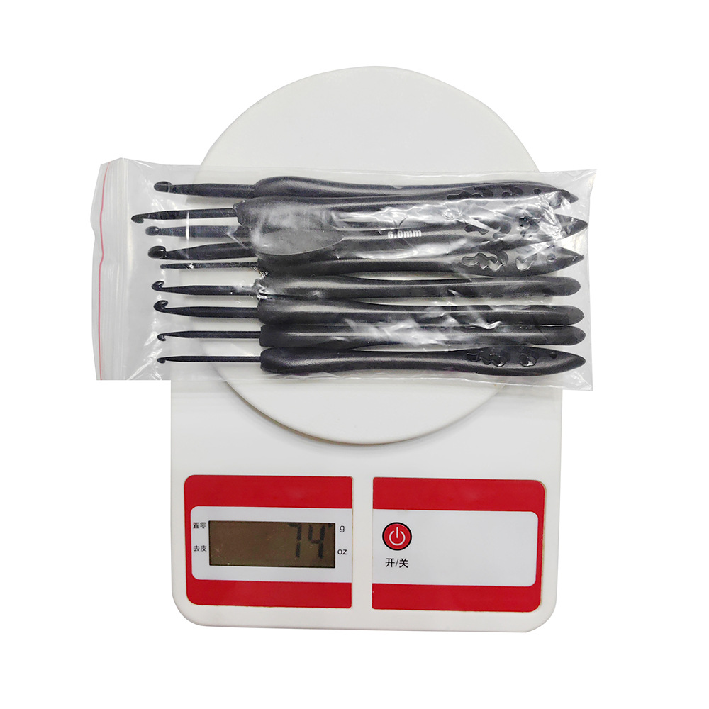 Herramientas de tejer mango de plástico negro traje de ganchillo de alúmina un conjunto de 9 piezas 2,0-6,0mm embalaje de bolsa OPP