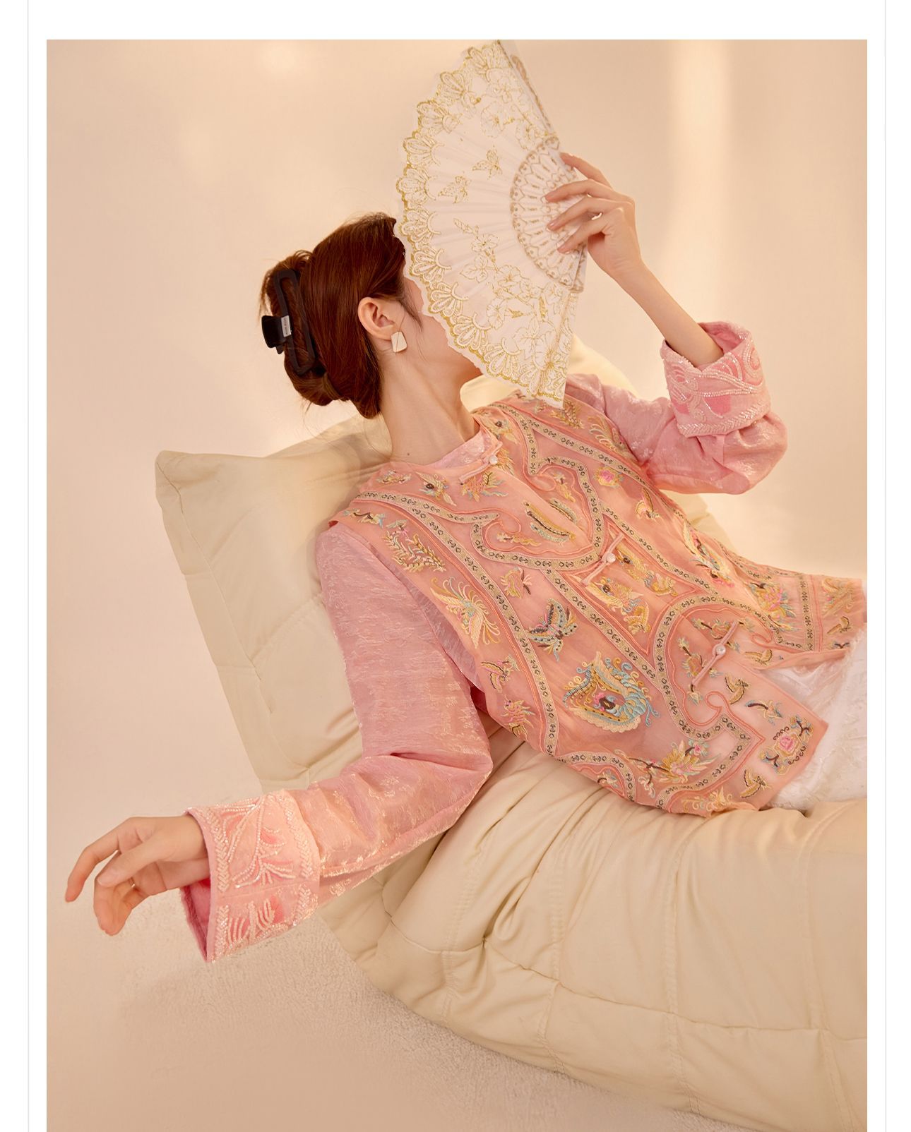Áo sơ mi nữ dài tay phong cách Trung Hoa mới, đính cườm thêu tay, chất liệu rayon mỏng nhẹ N2071 — Màu hồng, Màu trắng be, Màu vàng nhạt chi tiết 23