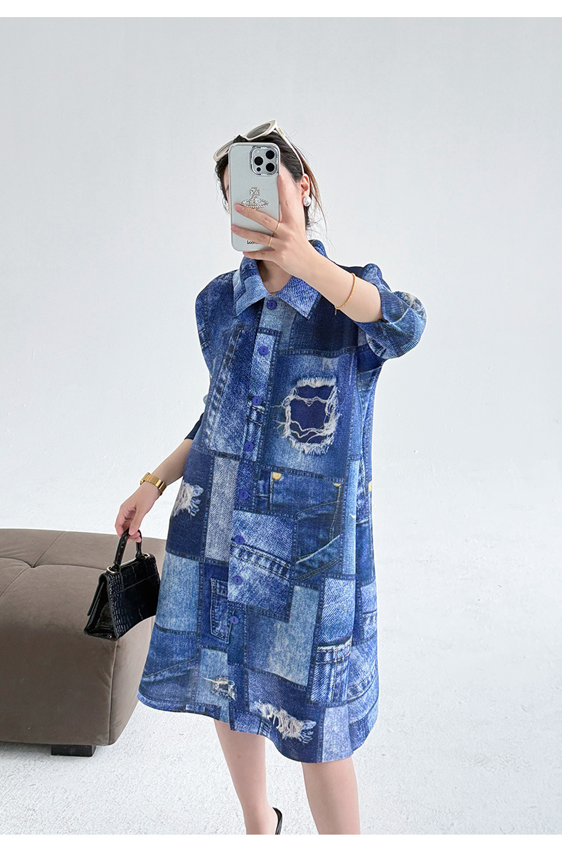 Váy liền thân denim in họa tiết, dáng suông cổ trụ, dài trung bình — Màu xanh lam chi tiết 7