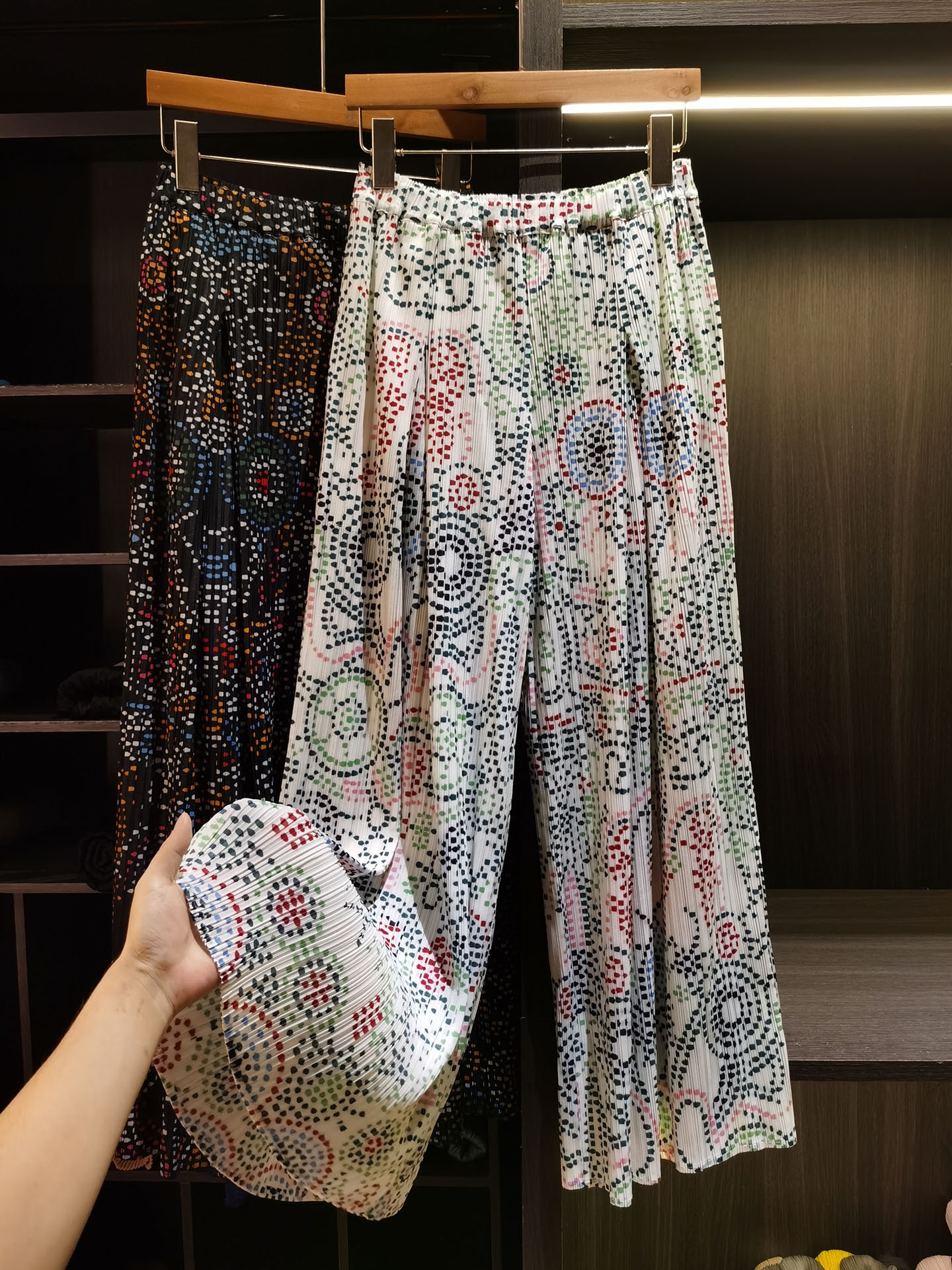 Quần culottes nữ ống rộng họa tiết bohemian, cạp chun nhún, dáng suông rộng, dài 9 phân — màu đen, màu trắng
