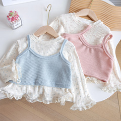 女の子の春の服の長袖の底のシャツのベストの2つのセットの2025新型の女の宝の春の服の洋風のガーターの上着