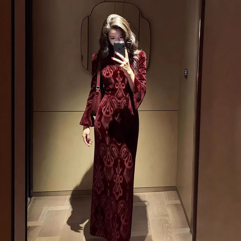 Winter Outfits Are Super Stylish, Unique and Beautiful, High-End and Sophisticated, Rich Girl Style Red Velvet Dress for Women