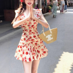 薔薇島/休暇に白いレトロな赤い花のワンピースが腰の夏の美しい袖のスカートを収めます。