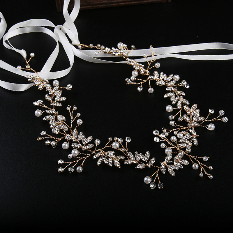 Coroa de noiva com flores brancas e véu de pérolas para cabelo_voghion.com