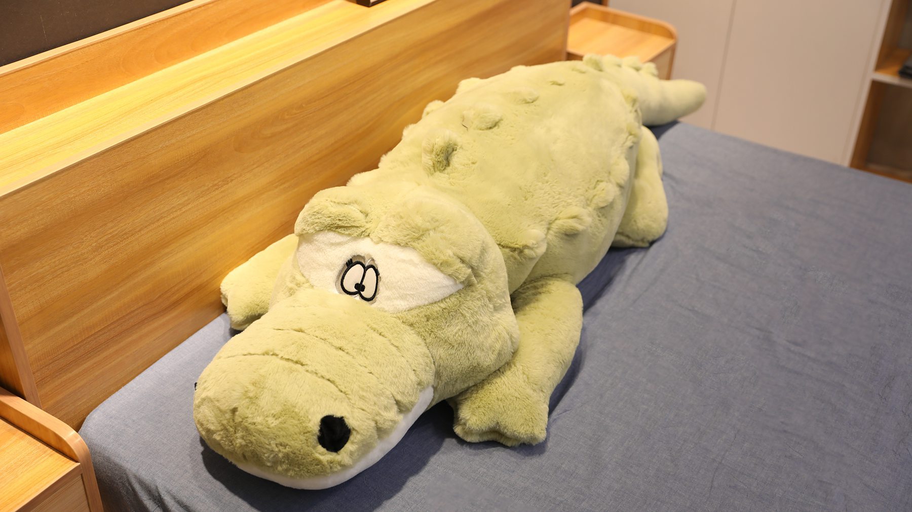 Grote pluche krokodil knuffel voor kinderkamer en bed_voghion.com