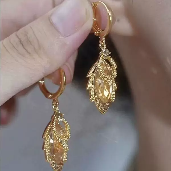 2026 New Style High-End Light Luxury Minimalist Niche Gold Zircon Leaf Ear Cuffs Women's Earrings Elegant Ear Accessories for Ladies