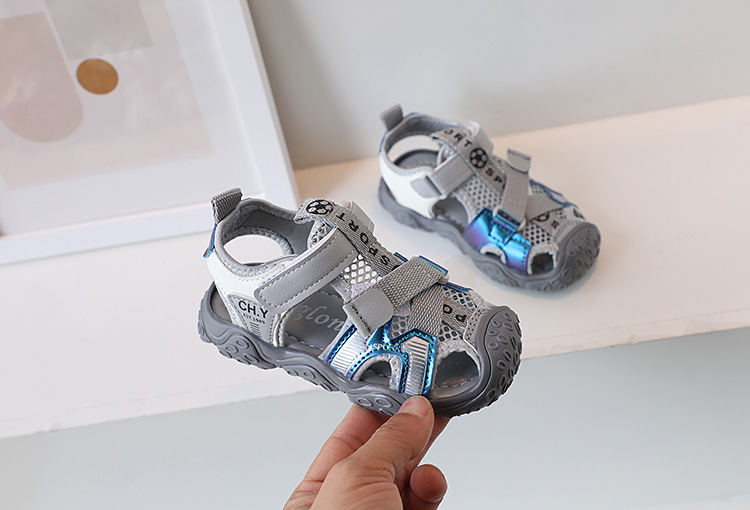 2023 Sommer Neue Kindersandalen, Baotou Anti-Kick-Strandschuhe mit weicher Sohle für Jungen, Ausgehöhlte Sportsandalen für Mädchen_voghion.com