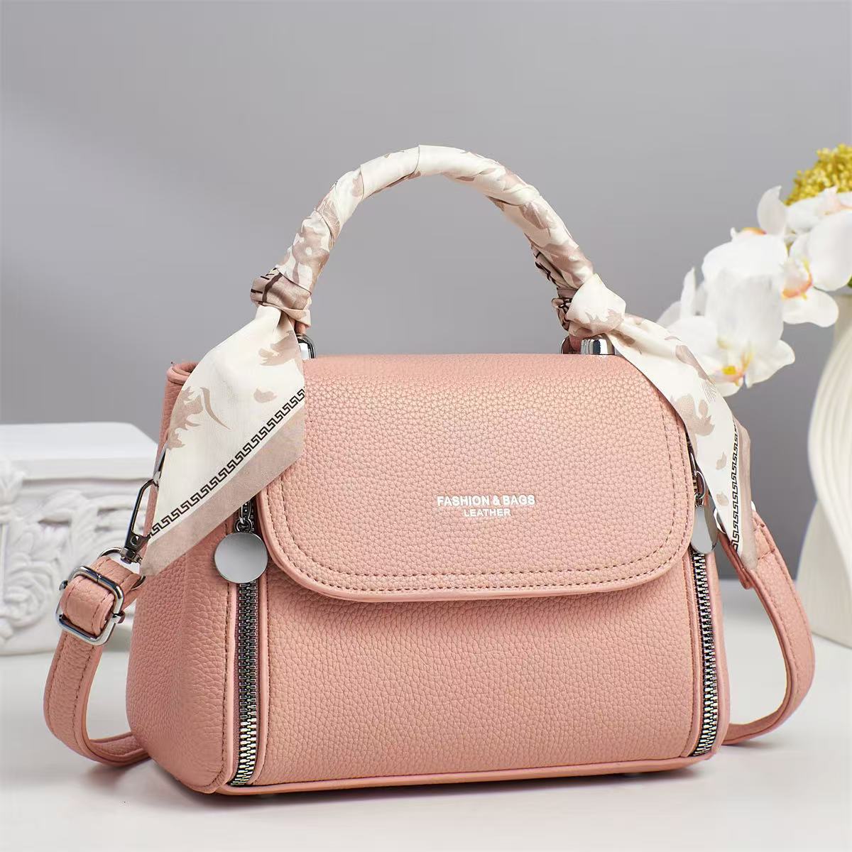 2025 nuevo bolso de hombro de moda bolso de mensajero de cuero suave para mujer bolso ligero para mujer bolso pequeño para mujer verano textura versátil