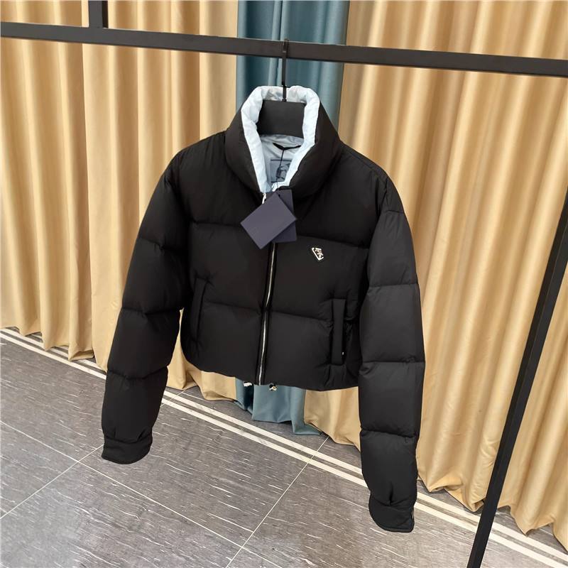 正确版本P家25SS新款秋冬新款三角标短款羽绒面包服上身版型超棒