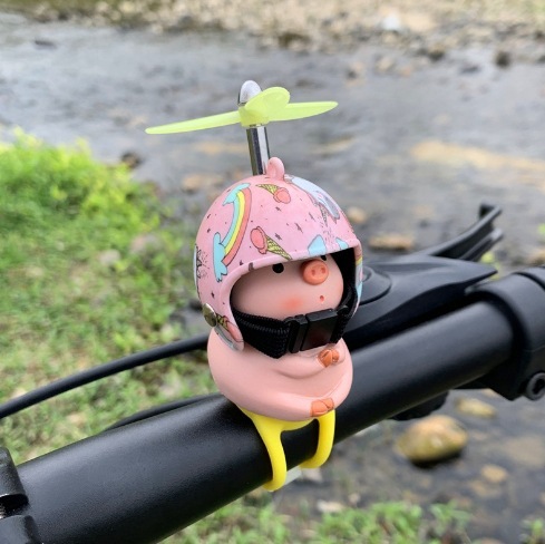 電気自動車の装飾品漫画の豚の装飾品自転車コーギーアクセサリーピカチュウヘルメット竹トンボ装飾|undefined