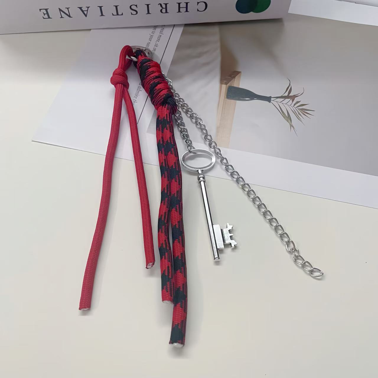 빨간색 검은색 점 밧줄과 열쇠