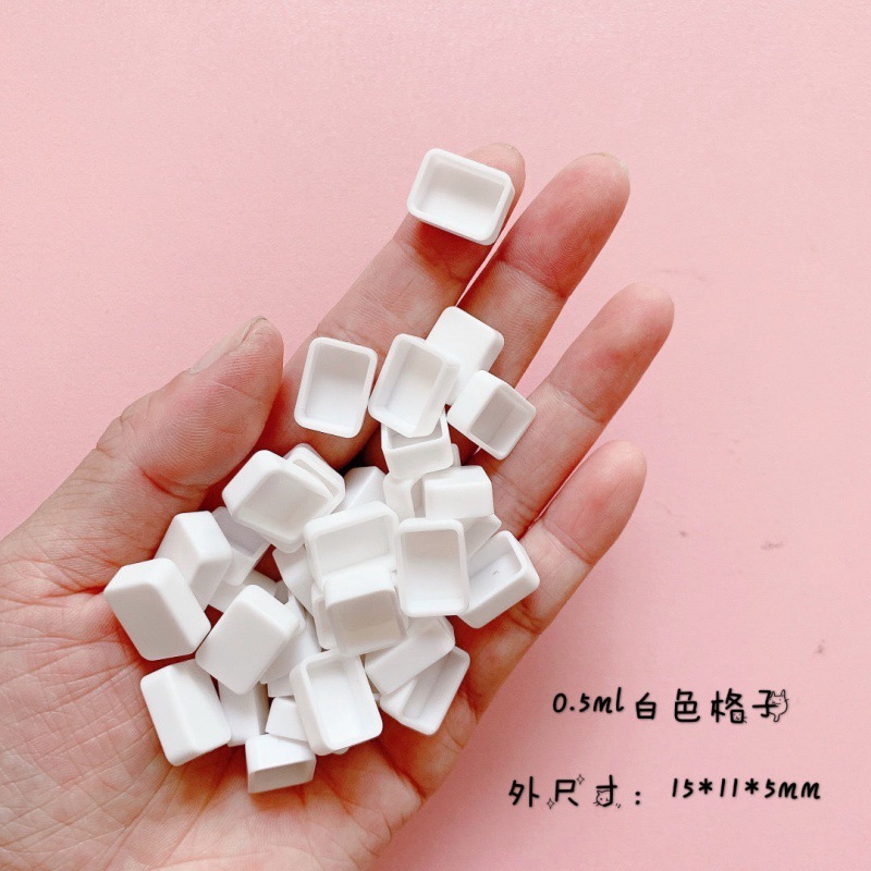 水彩分注箱分注./.// ミリリットルのプラスチックは、単一の固体水彩顔料の小さな国境を越えている|undefined