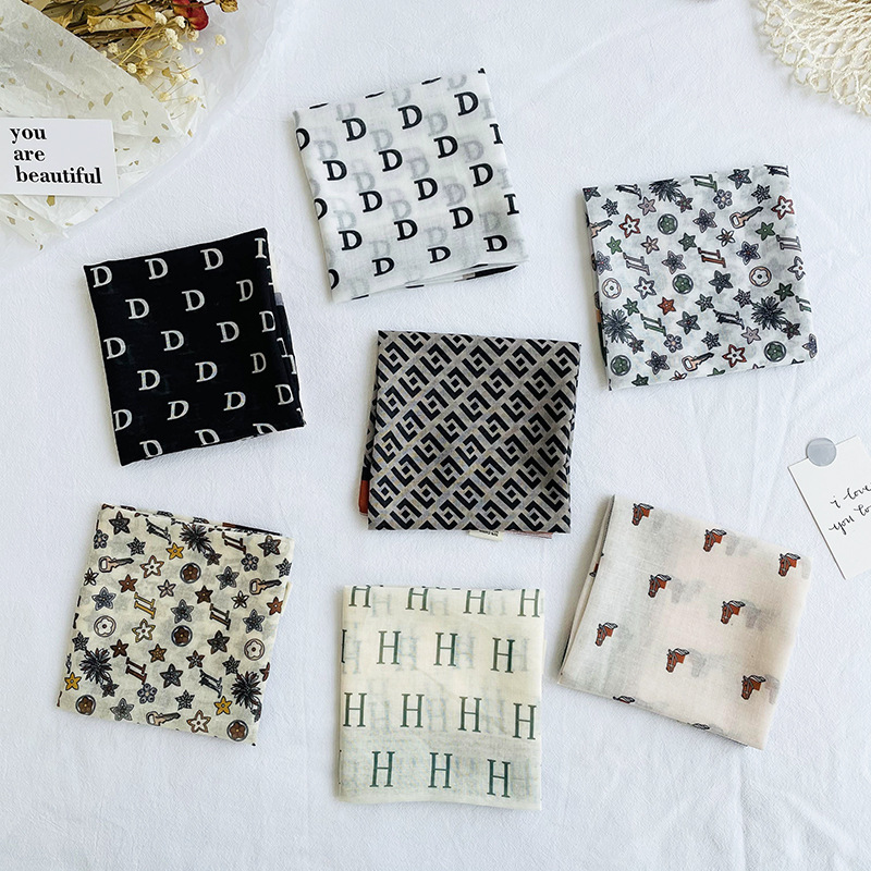 Nueva carta de estilo coreano que imprime la pequeña bufanda de la decoración profesional de las mujeres pequeña bufanda con la pequeña bufanda cuadrada cinta de la cinta del lazo del pelo