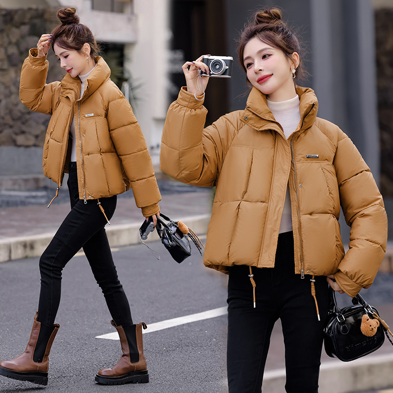 Capa de algodón de pluma para mujeres corta 2025 invierno nuevo algodón de moda exterior pequeño chaqueta de algodón cálida capa gruesa