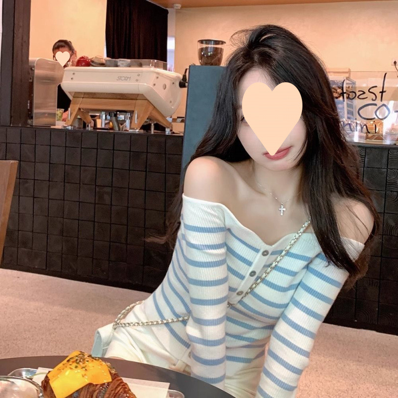 一字肩蓝白条纹长袖针织衫女秋季修身显瘦打底衫内搭上衣2025新款
