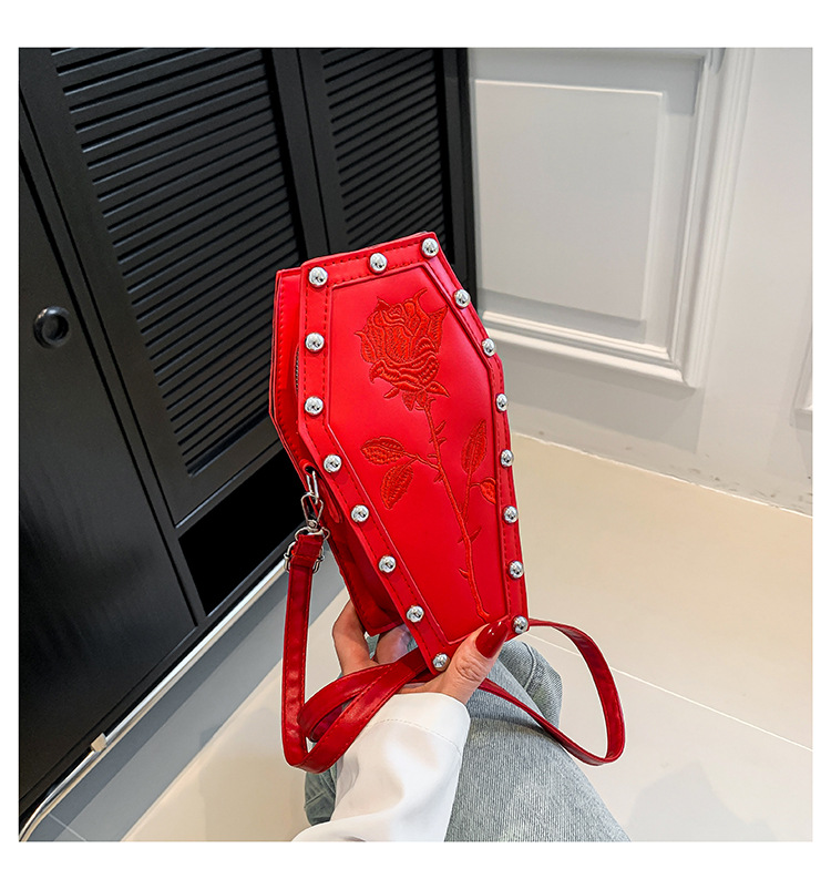 Borsa a tracolla da donna a forma di bara stile gotico nero_voghion.com