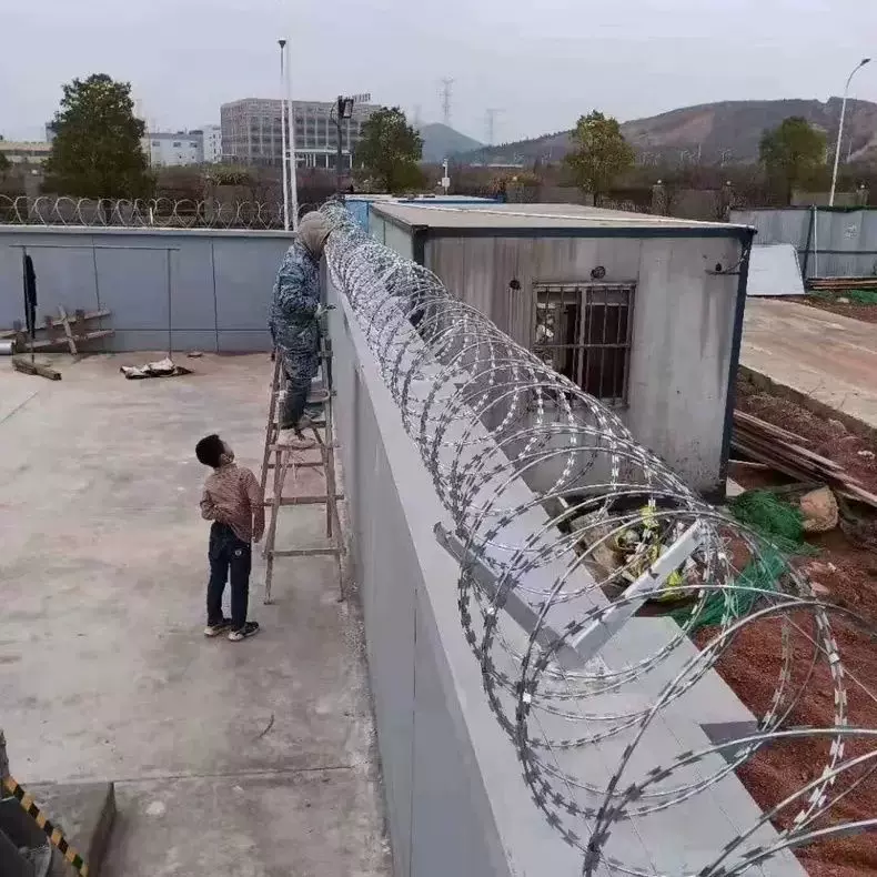 定制刀片刺绳防护网热镀锌刺丝滚笼刺网带刺铁丝围墙防攀爬加强