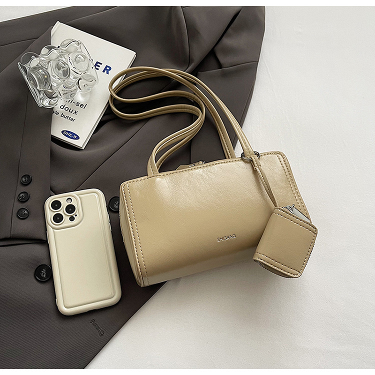 The 2024 new women's single-shoulder underarm bag is a simple and elegant commuting bag with a Korean-style niche design sense. It's a small square bag Specification drawing
